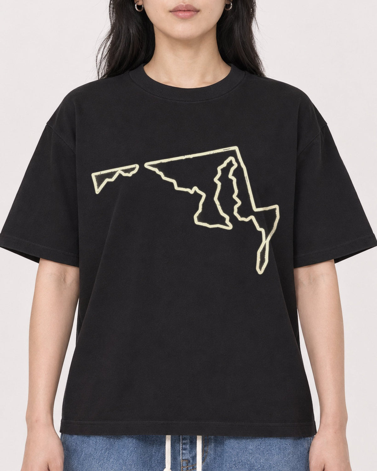Mockup Boxy Heavyweight Tee Black female close-up 13