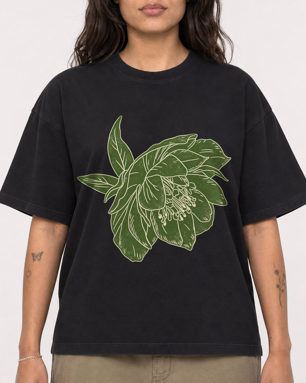 Mockup Boxy Heavyweight Tee Black female close-up 06