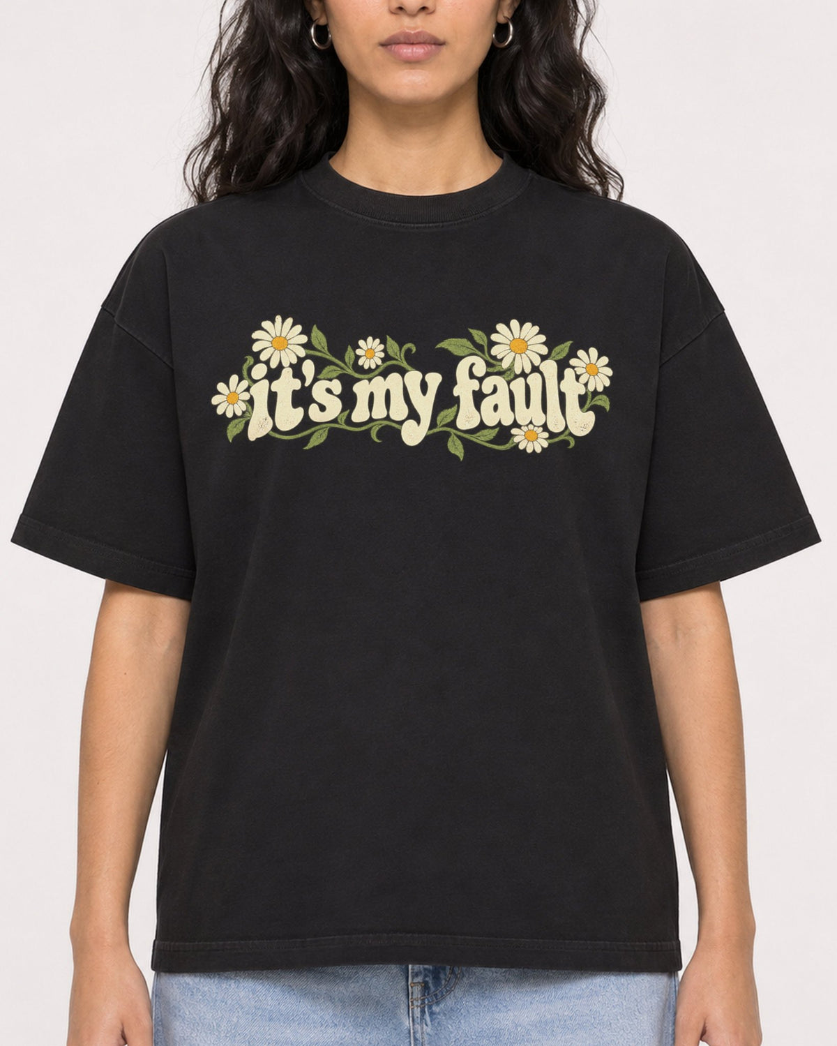 Mockup Boxy Heavyweight Tee Black female close-up 07