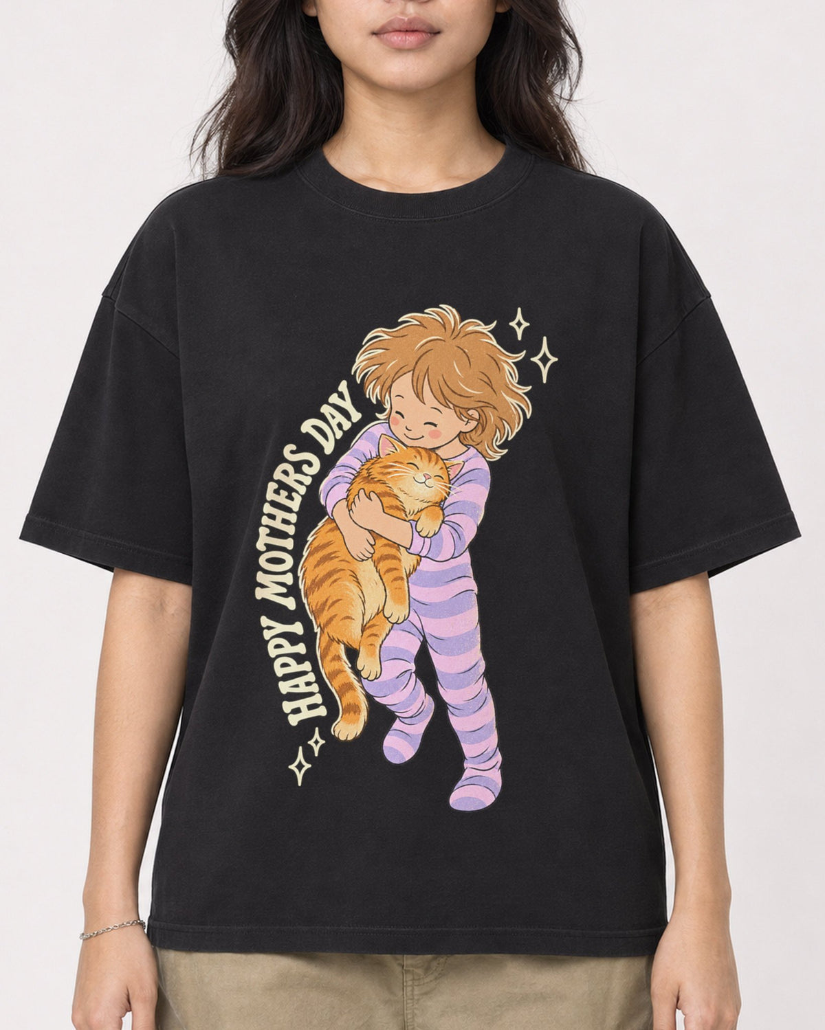 Mockup Boxy Heavyweight Tee Black female close-up 02