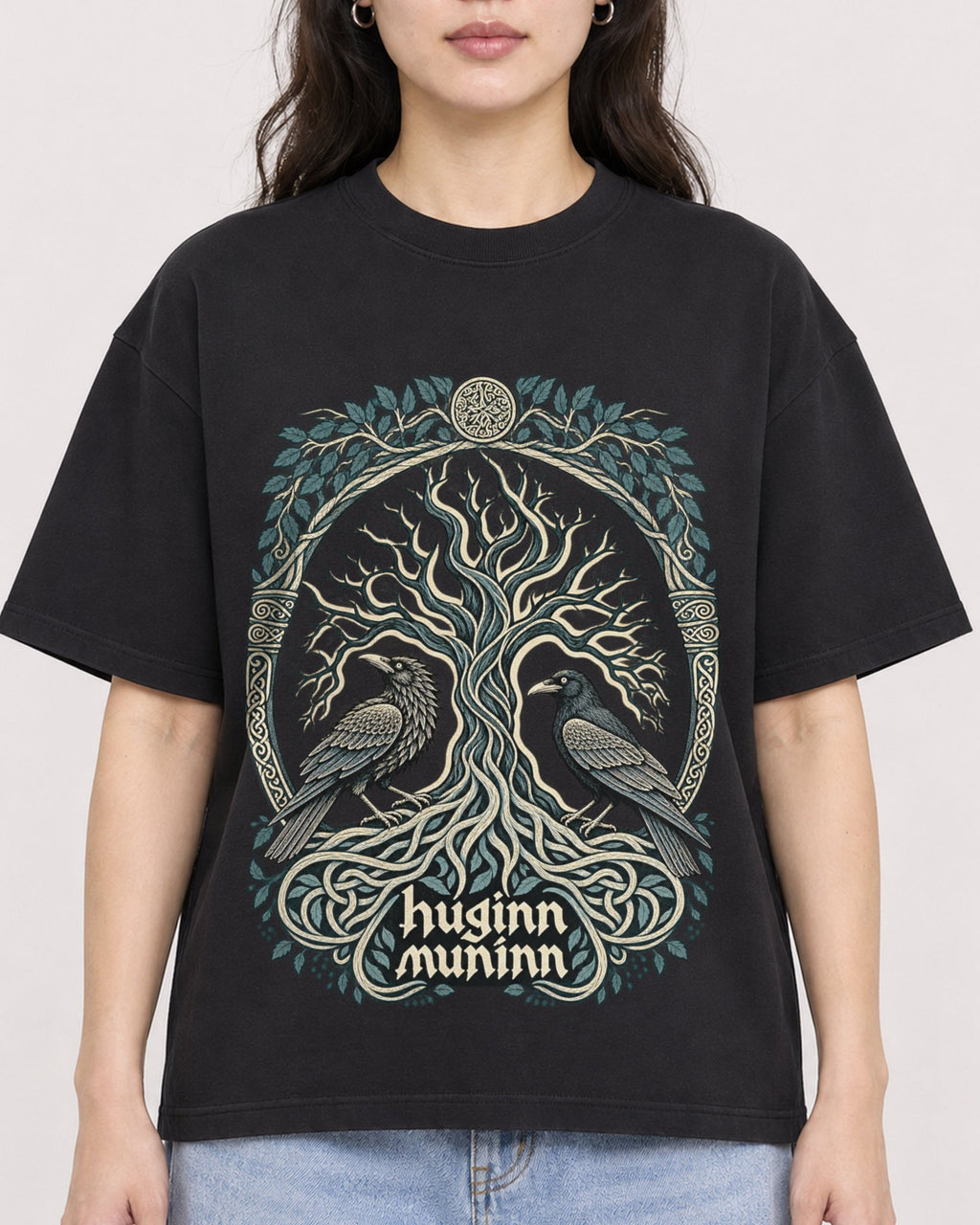 Mockup Boxy Heavyweight Tee Black female close-up 03