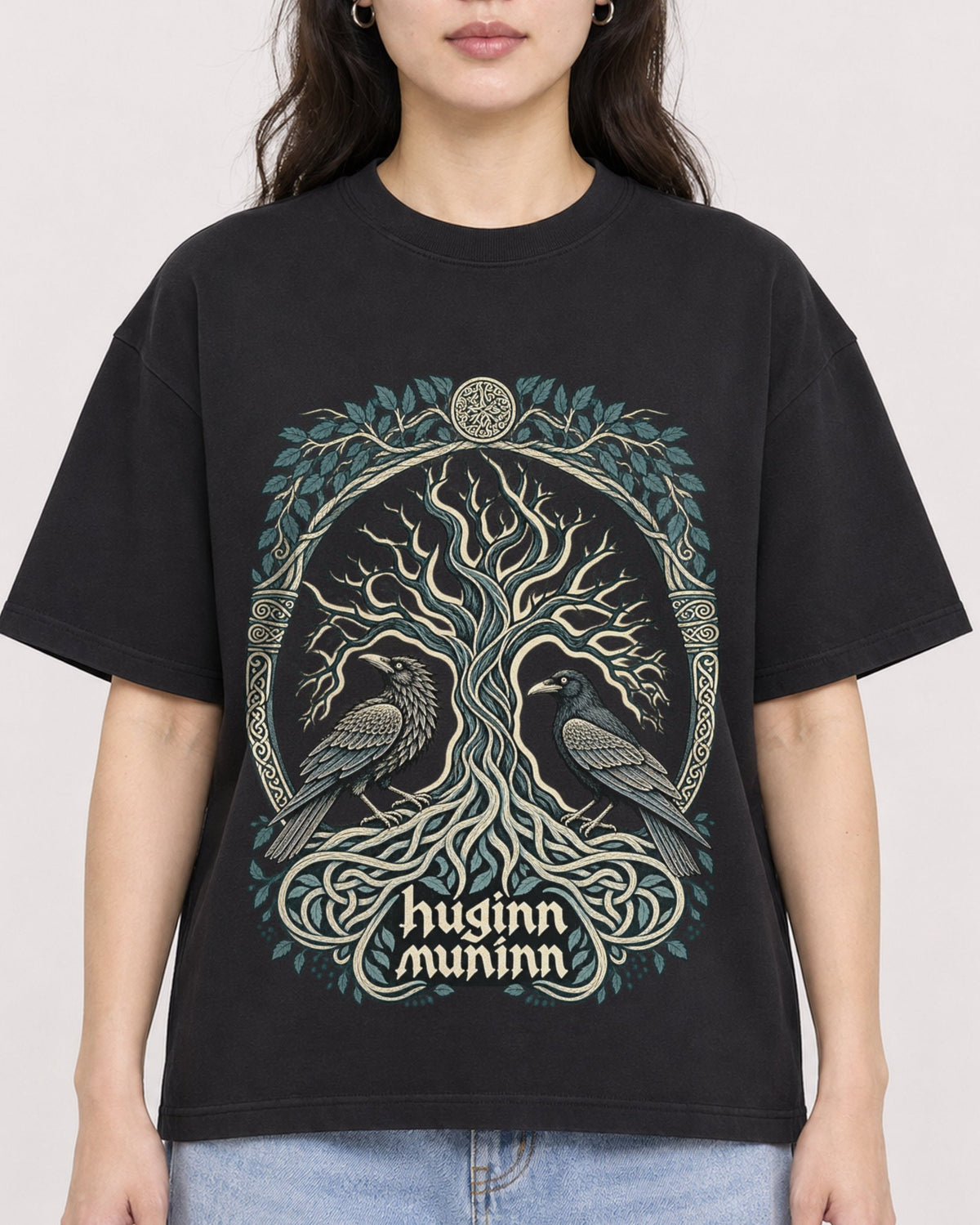 Mockup Boxy Heavyweight Tee Black female close-up 03