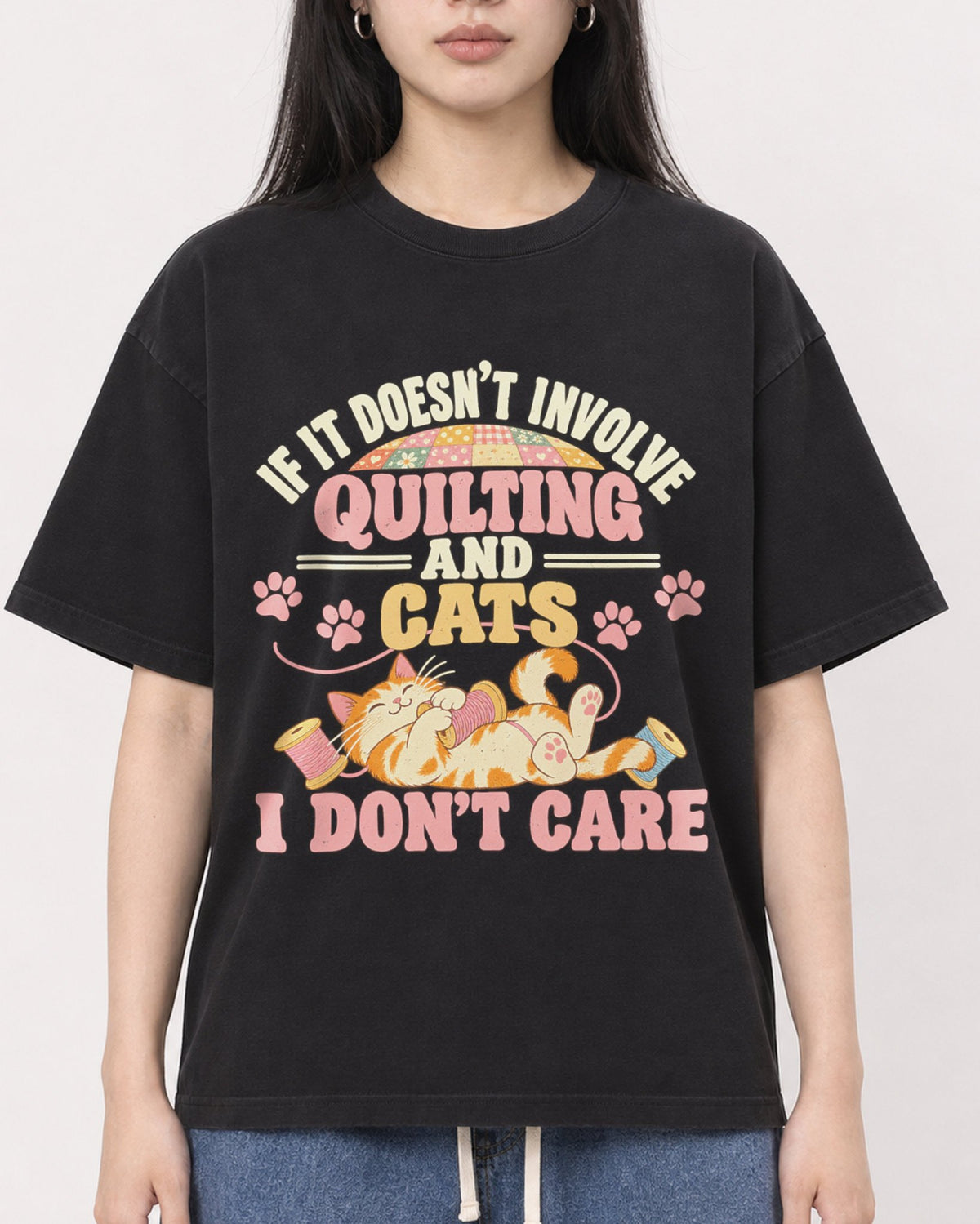Mockup Boxy Heavyweight Tee Black female close-up 01