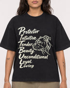 Mockup Boxy Heavyweight Tee Black female close-up 06