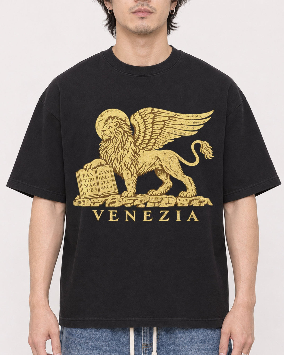 Mockup Boxy Heavyweight Tee Black male close-up 03