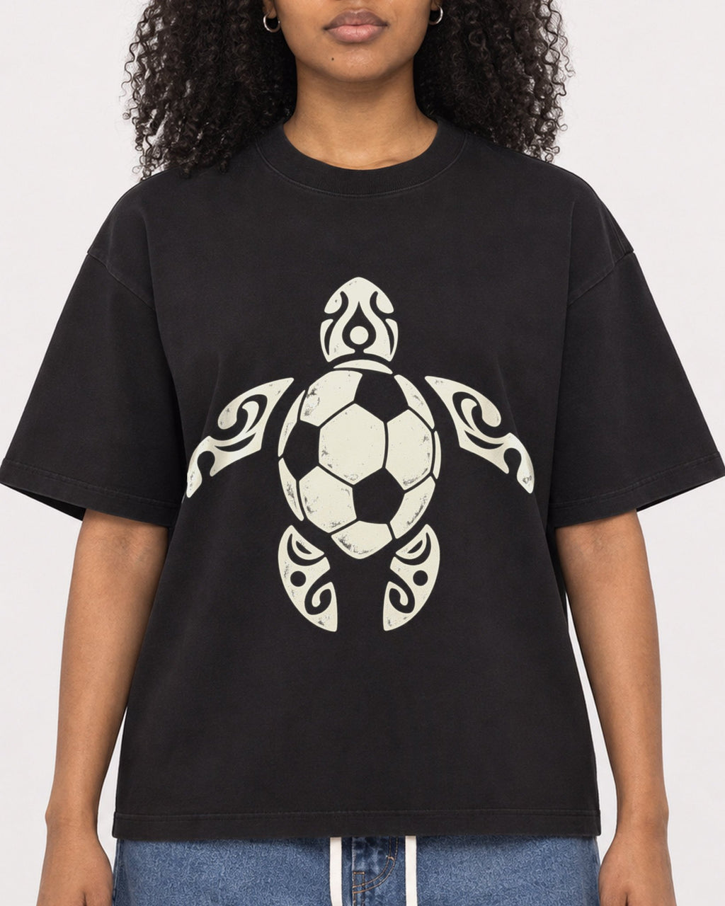 Mockup Boxy Heavyweight Tee Black female close-up 05