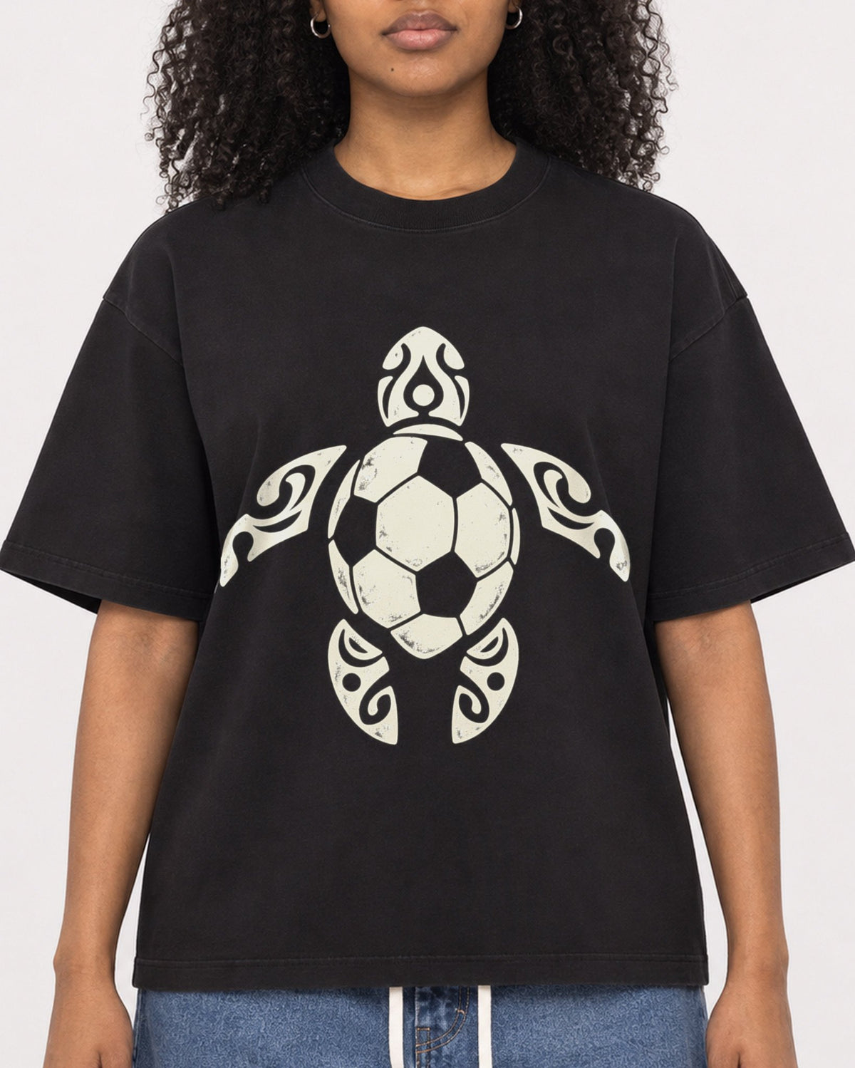 Mockup Boxy Heavyweight Tee Black female close-up 05
