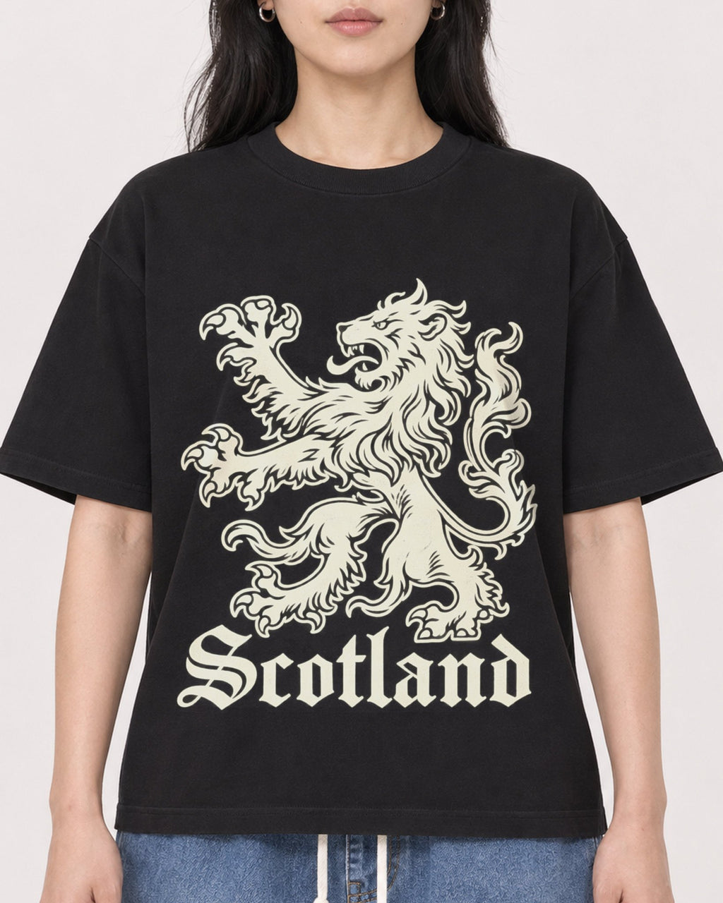 Mockup Boxy Heavyweight Tee Black female close-up 13