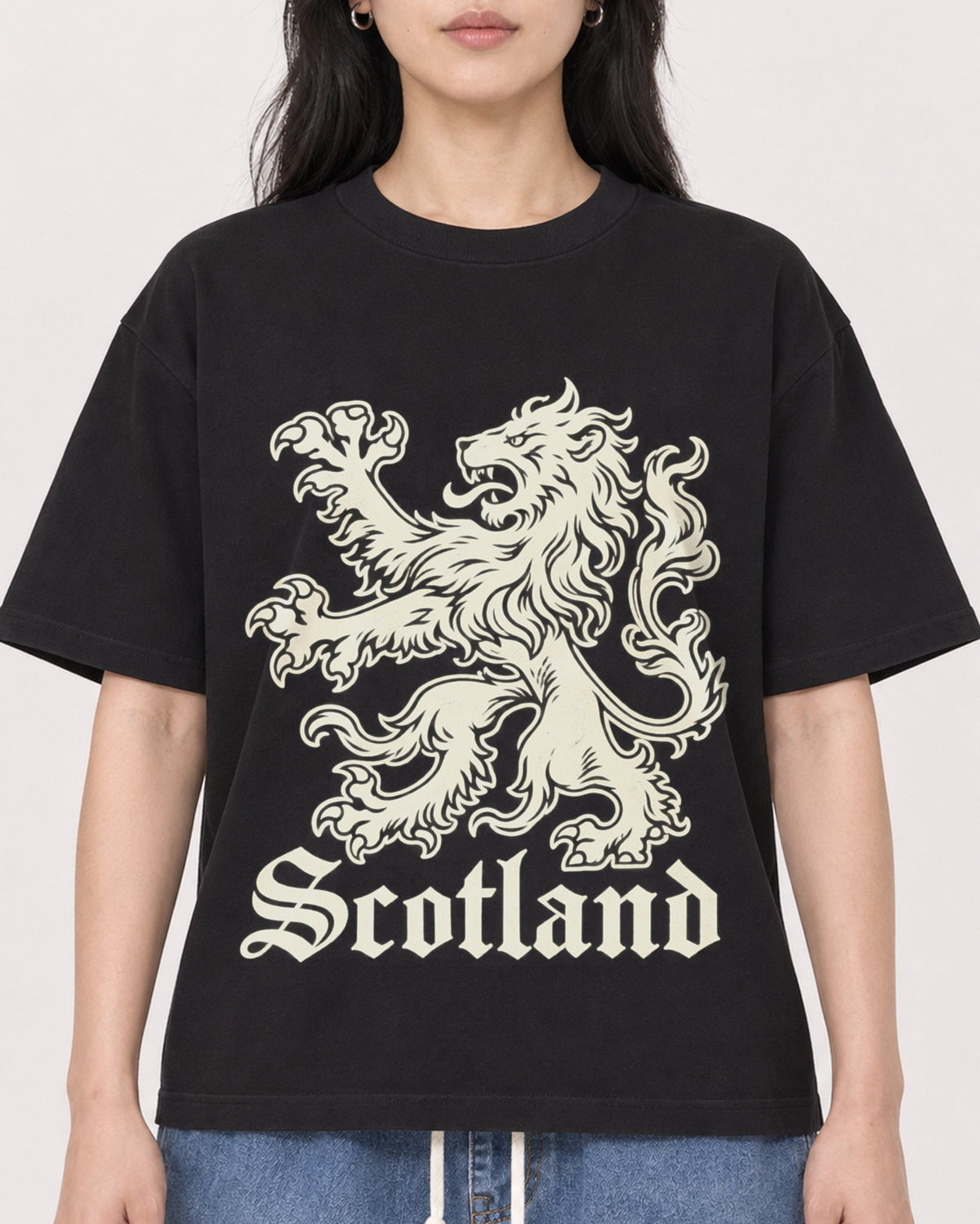 Mockup Boxy Heavyweight Tee Black female close-up 13
