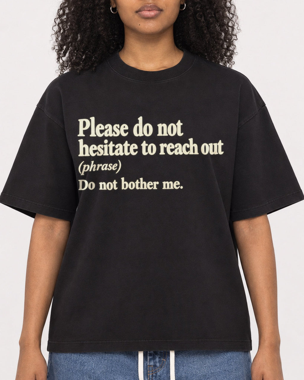 Mockup Boxy Heavyweight Tee Black female close-up 05