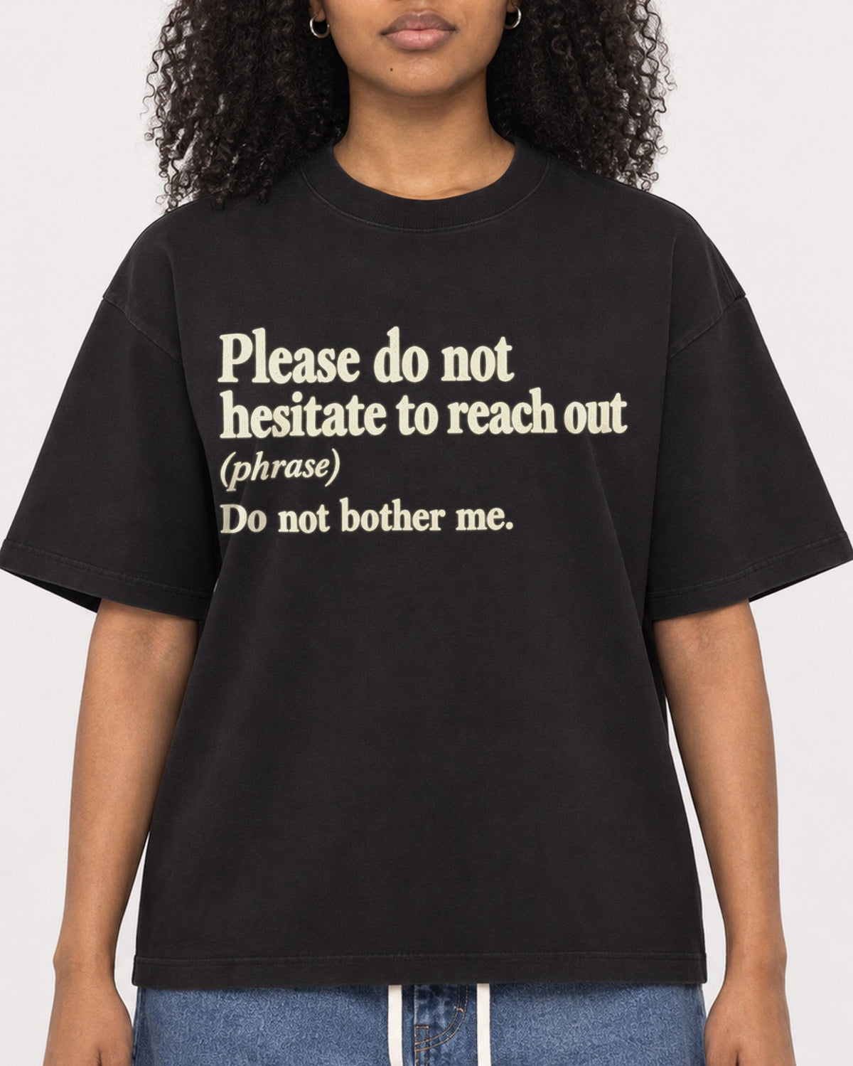 Mockup Boxy Heavyweight Tee Black female close-up 05