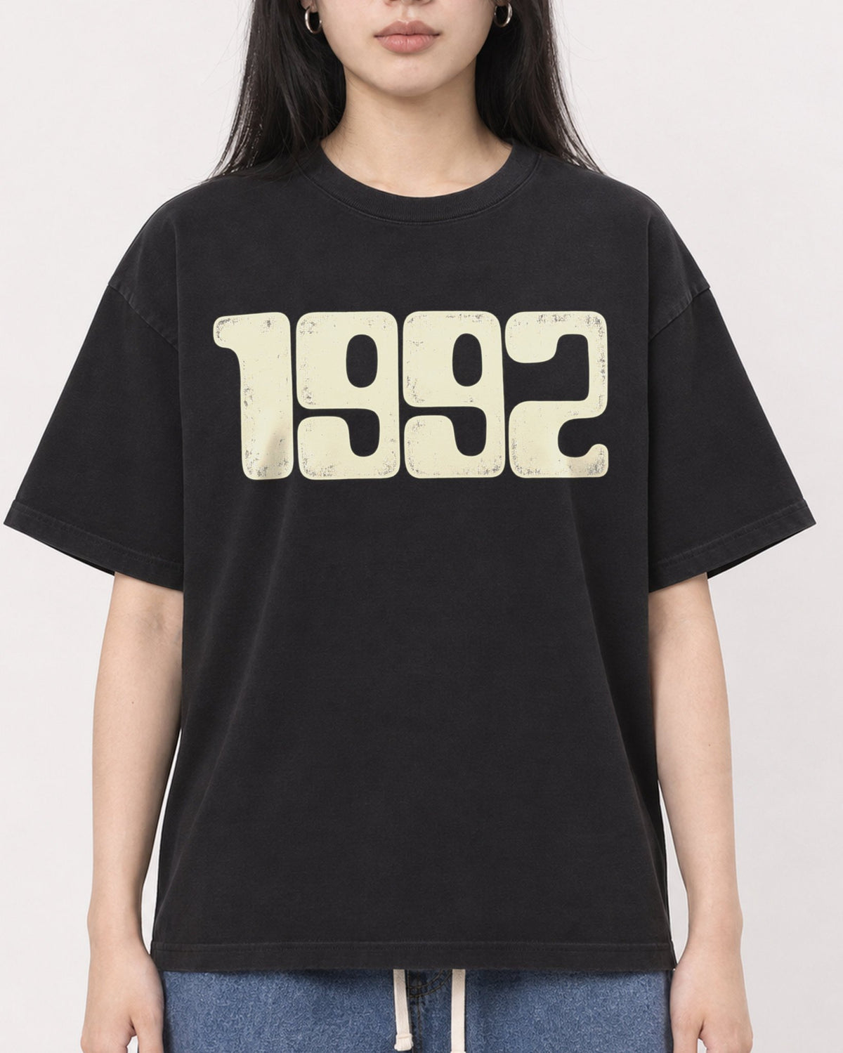 Mockup Boxy Heavyweight Tee Black female close-up 01
