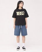 Mockup Boxy Heavyweight Tee Black female full-body 01