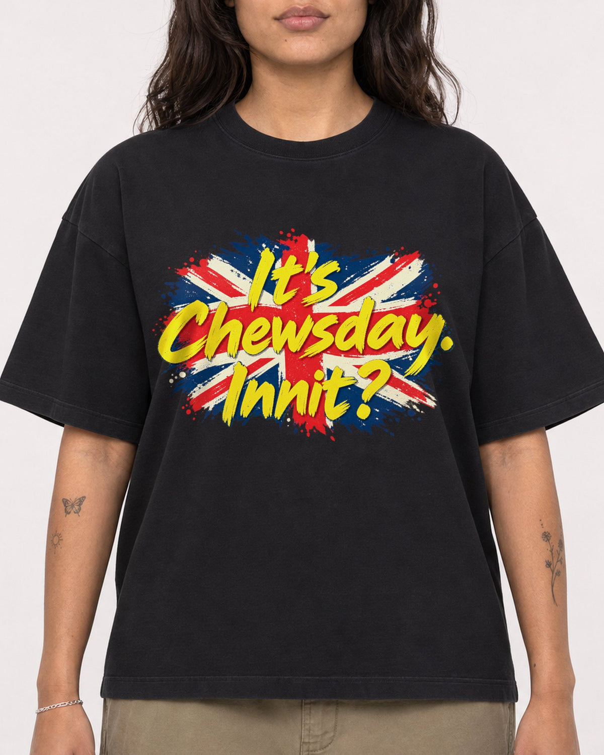 Mockup Boxy Heavyweight Tee Black female close-up 06