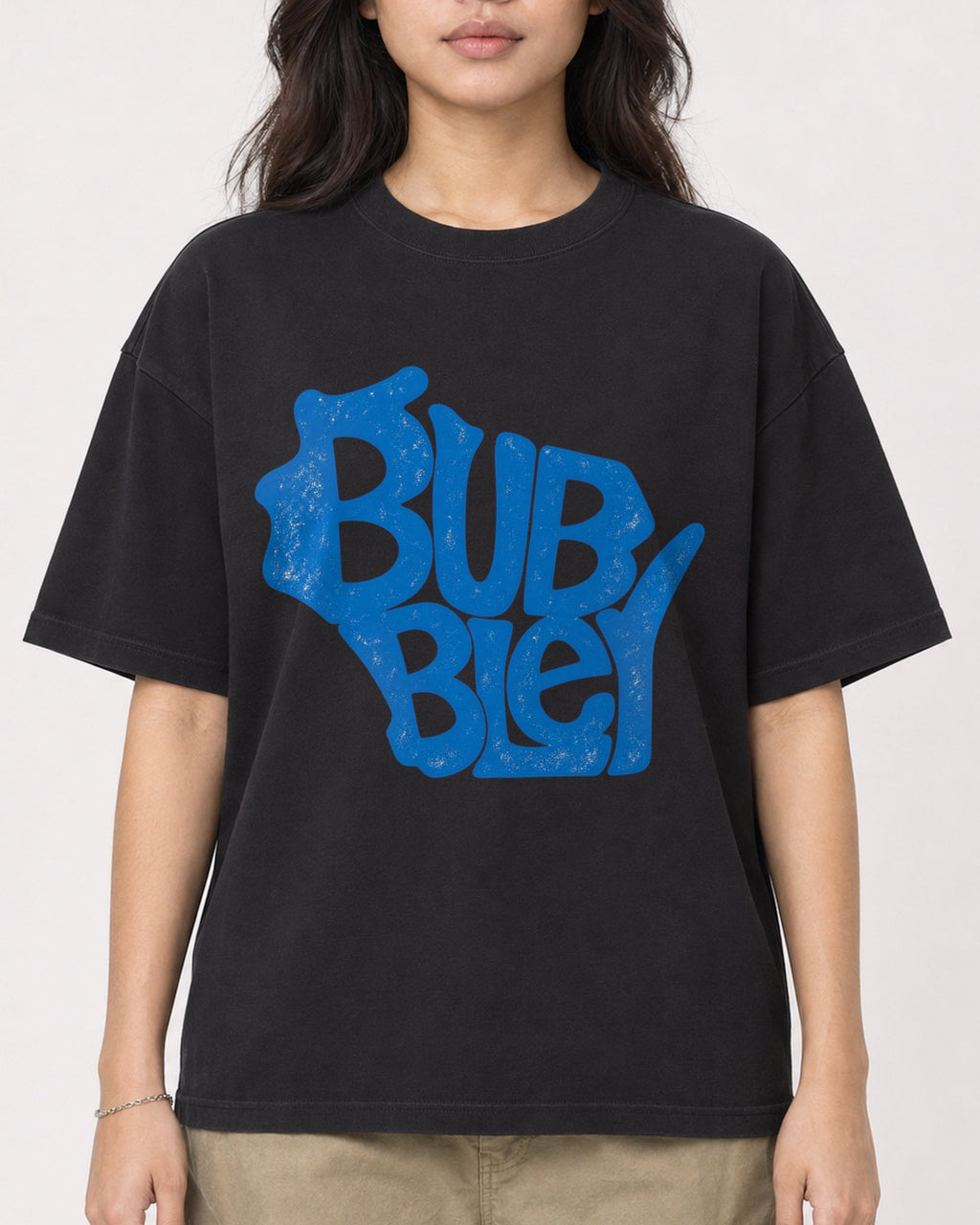 Mockup Boxy Heavyweight Tee Black female close-up 02