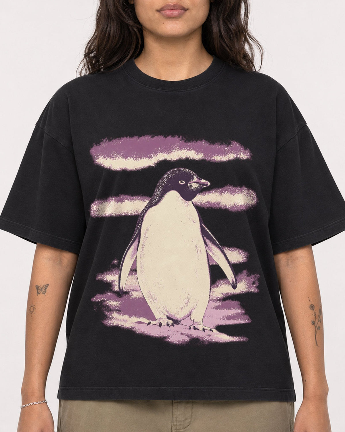 Mockup Boxy Heavyweight Tee Black female close-up 06