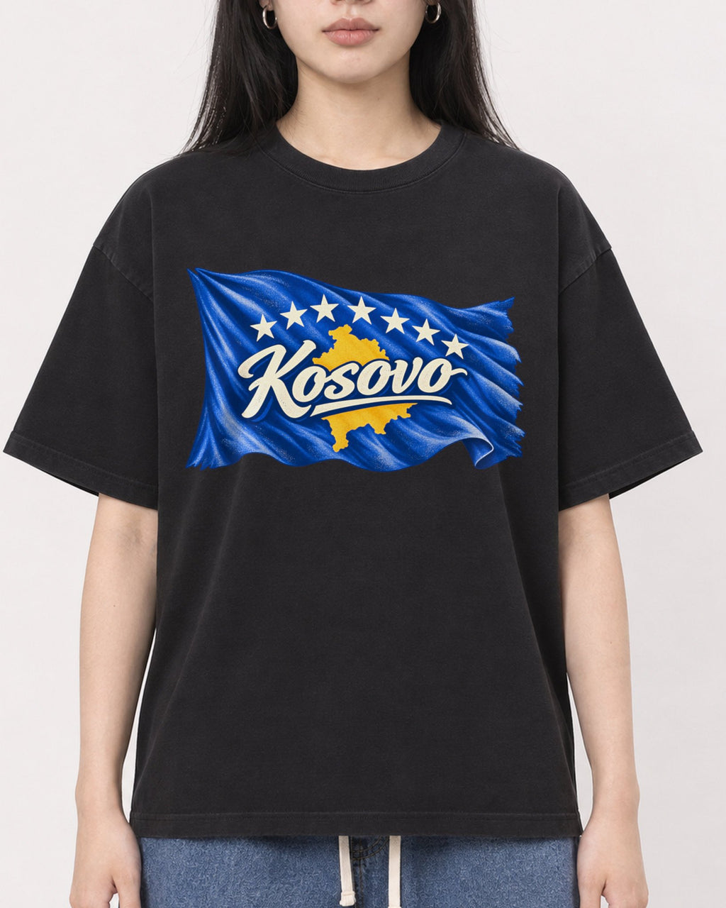 Mockup Boxy Heavyweight Tee Black female close-up 01