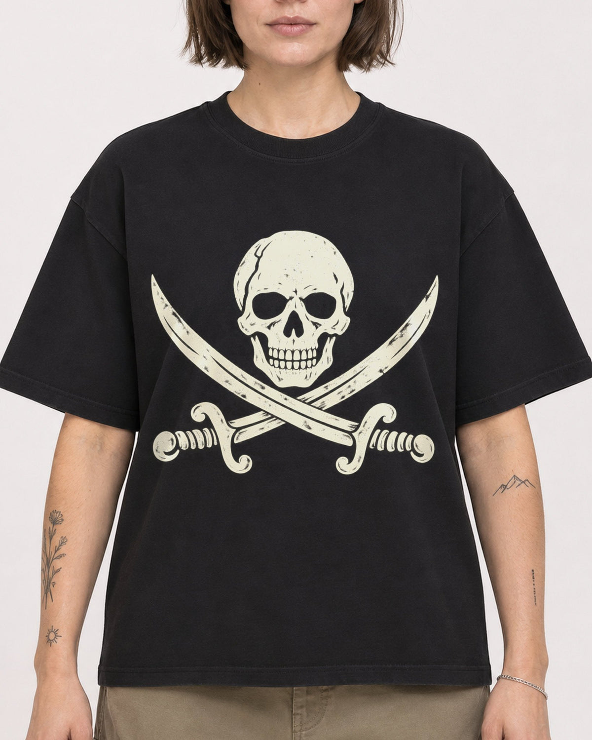 Mockup Boxy Heavyweight Tee Black female close-up 18