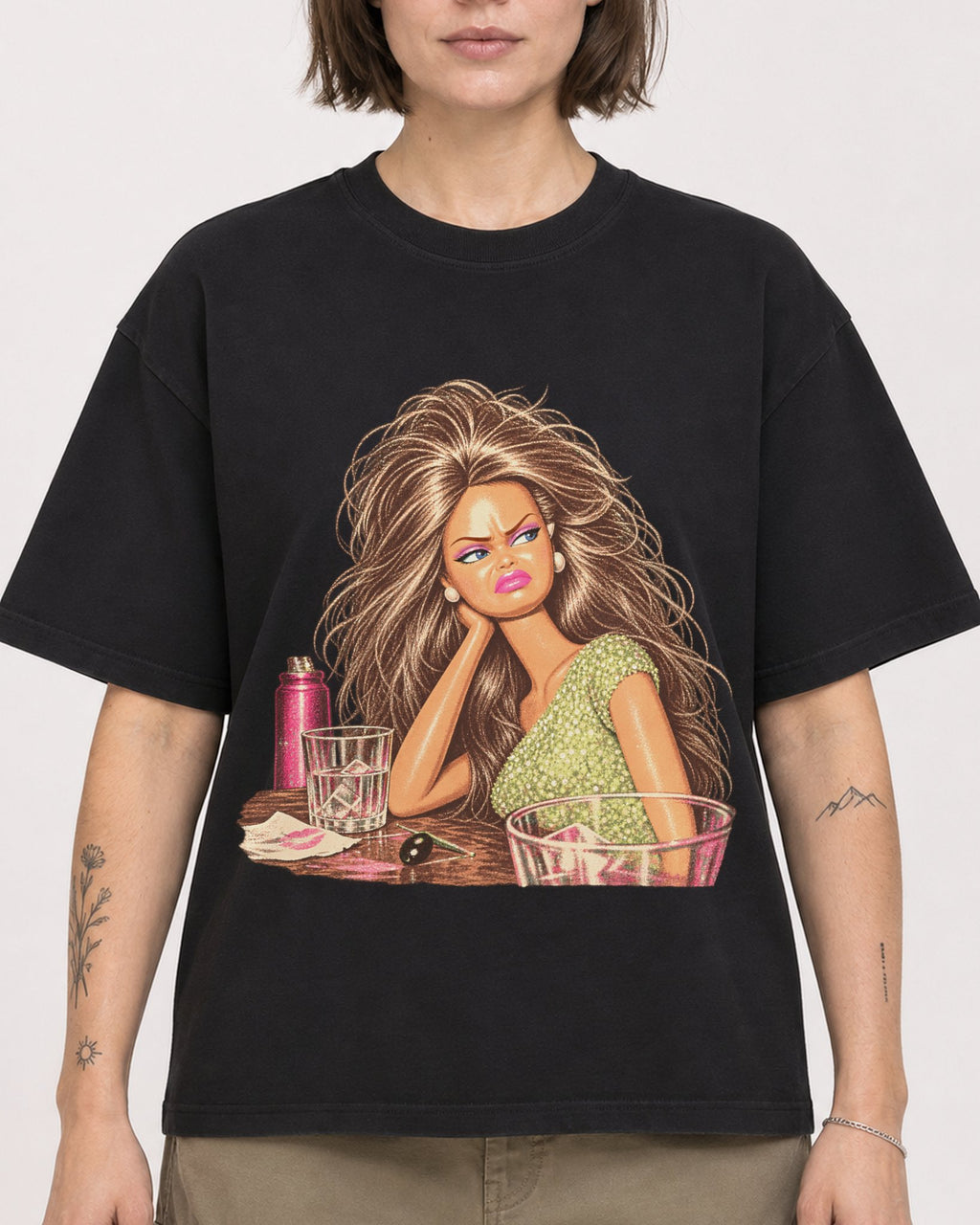 Mockup Boxy Heavyweight Tee Black female close-up 18