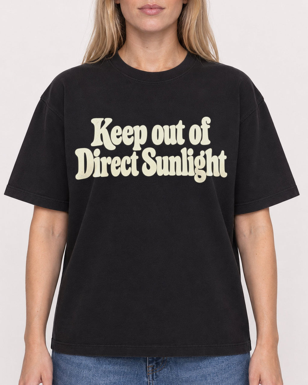 Mockup Boxy Heavyweight Tee Black female close-up 08