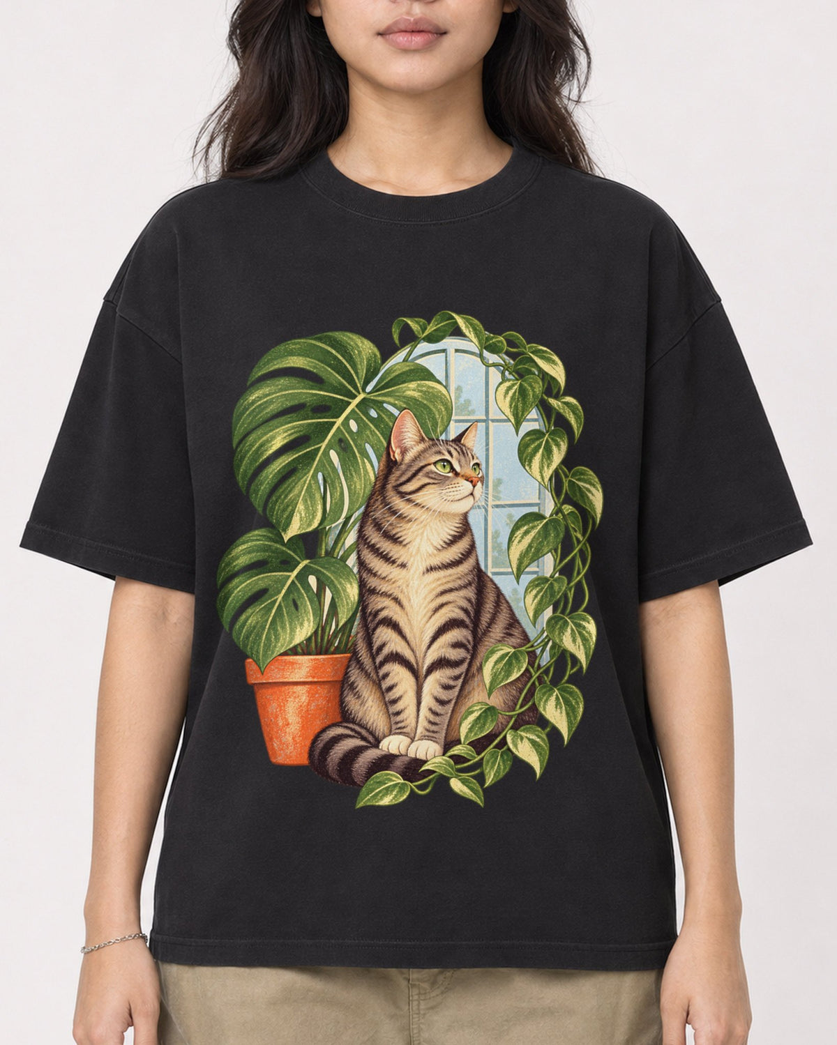 Mockup Boxy Heavyweight Tee Black female close-up 02