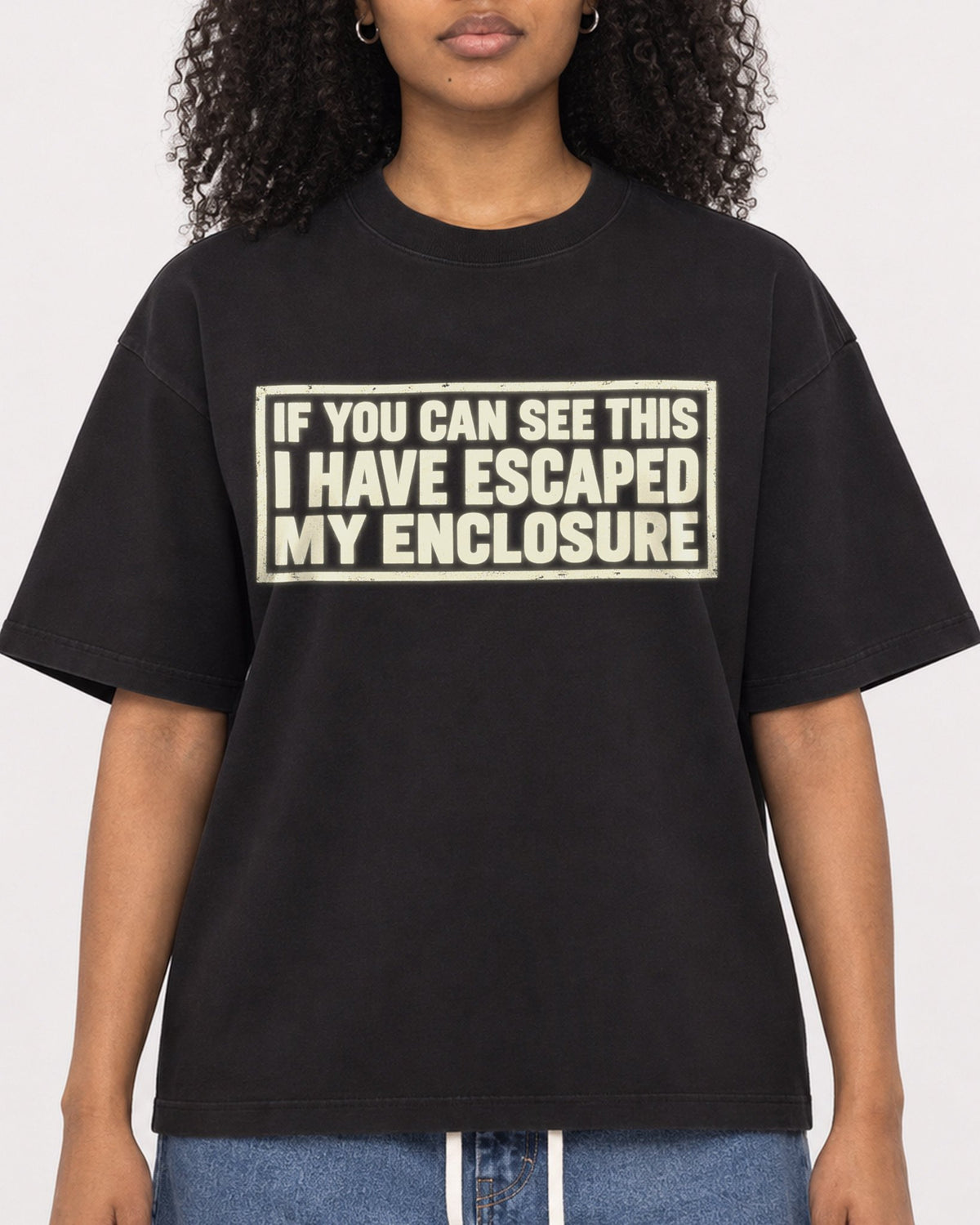 Mockup Boxy Heavyweight Tee Black female close-up 05