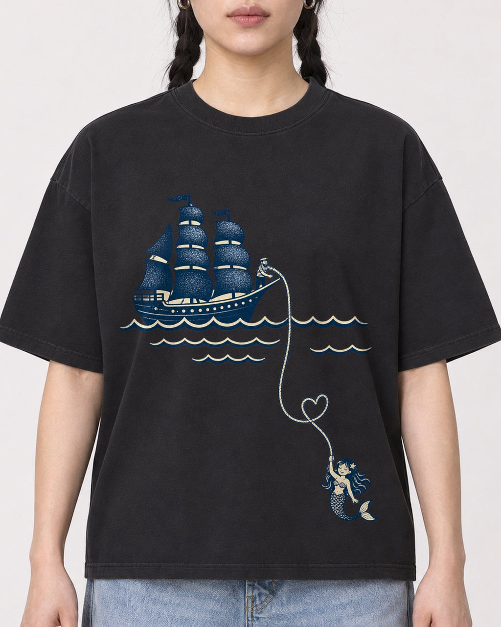 Mockup Boxy Heavyweight Tee Black female close-up 43