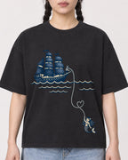 Mockup Boxy Heavyweight Tee Black female close-up 43