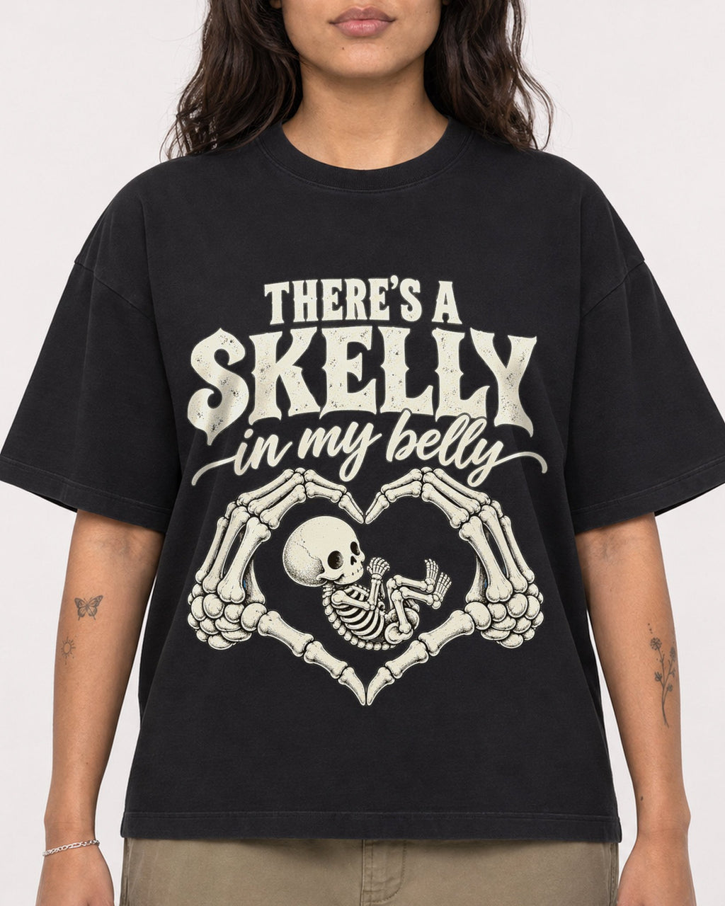 Mockup Boxy Heavyweight Tee Black female close-up 06
