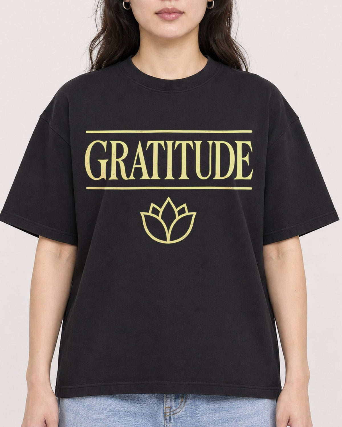 Mockup Boxy Heavyweight Tee Black female close-up 03