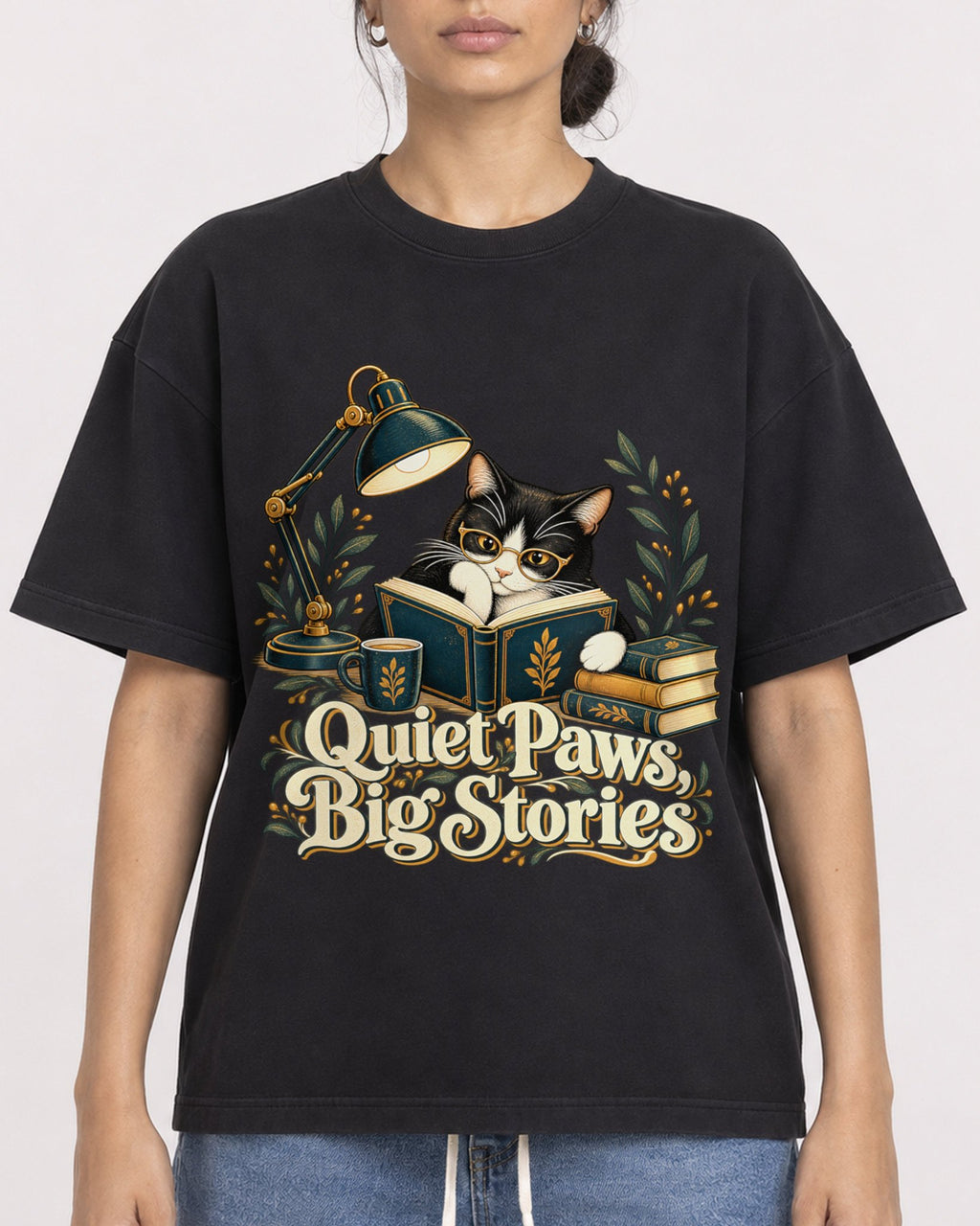 Mockup Boxy Heavyweight Tee Black female close-up 17