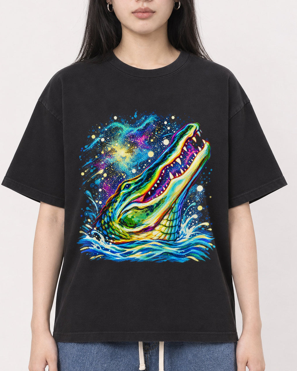 Mockup Boxy Heavyweight Tee Black female close-up 01
