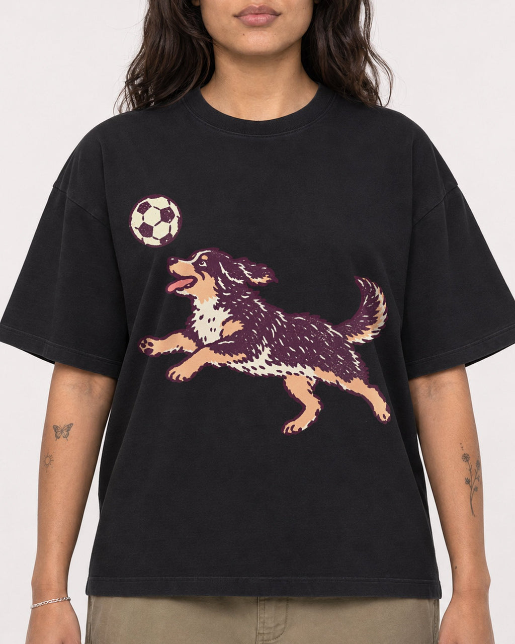 Mockup Boxy Heavyweight Tee Black female close-up 06