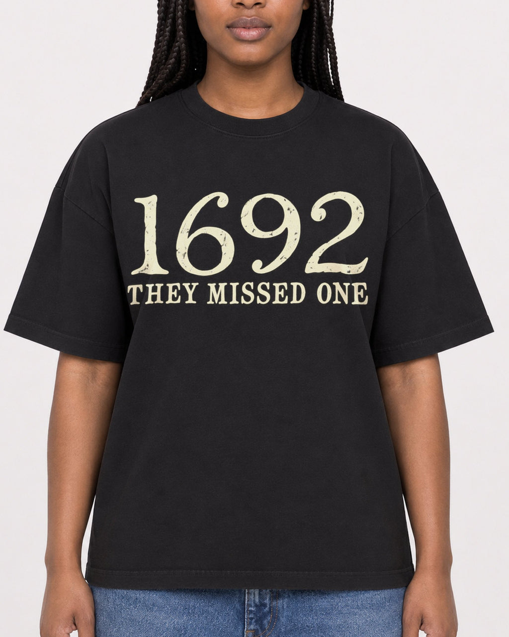 Mockup Boxy Heavyweight Tee Black female close-up 04