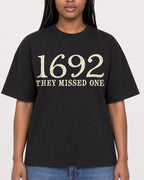 Mockup Boxy Heavyweight Tee Black female close-up 04