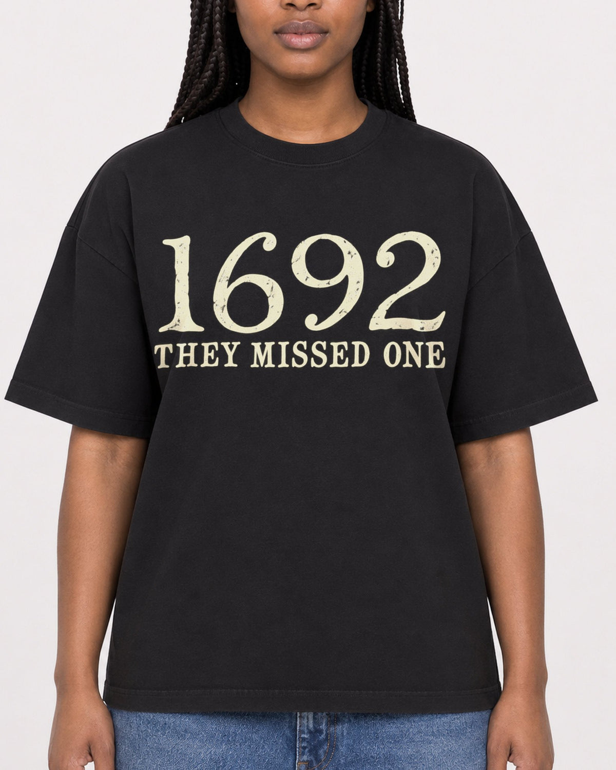 Mockup Boxy Heavyweight Tee Black female close-up 04