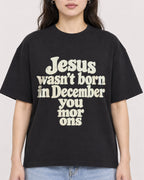 Mockup Boxy Heavyweight Tee Black female close-up 03