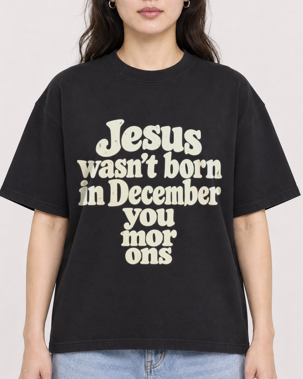 Mockup Boxy Heavyweight Tee Black female close-up 03