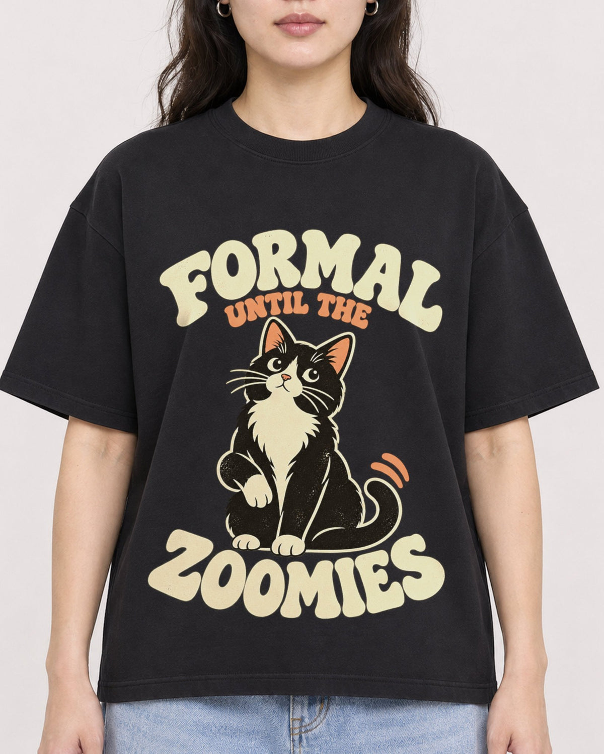 Mockup Boxy Heavyweight Tee Black female close-up 03