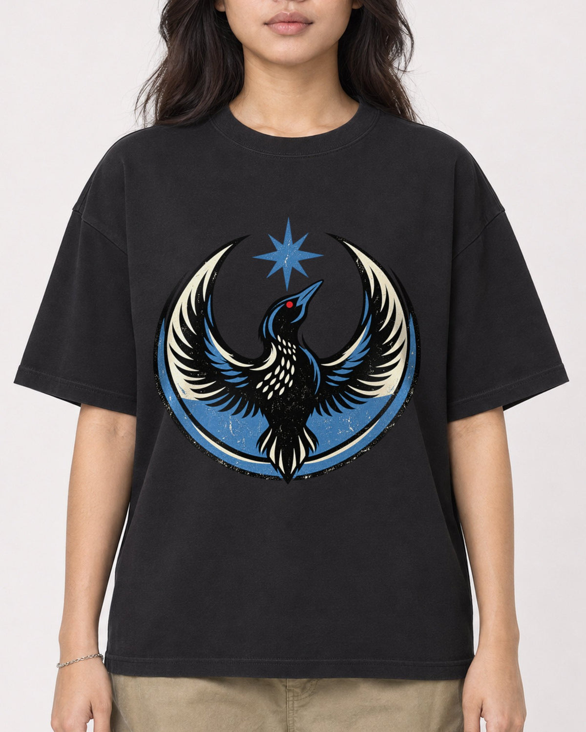 Mockup Boxy Heavyweight Tee Black female close-up 02