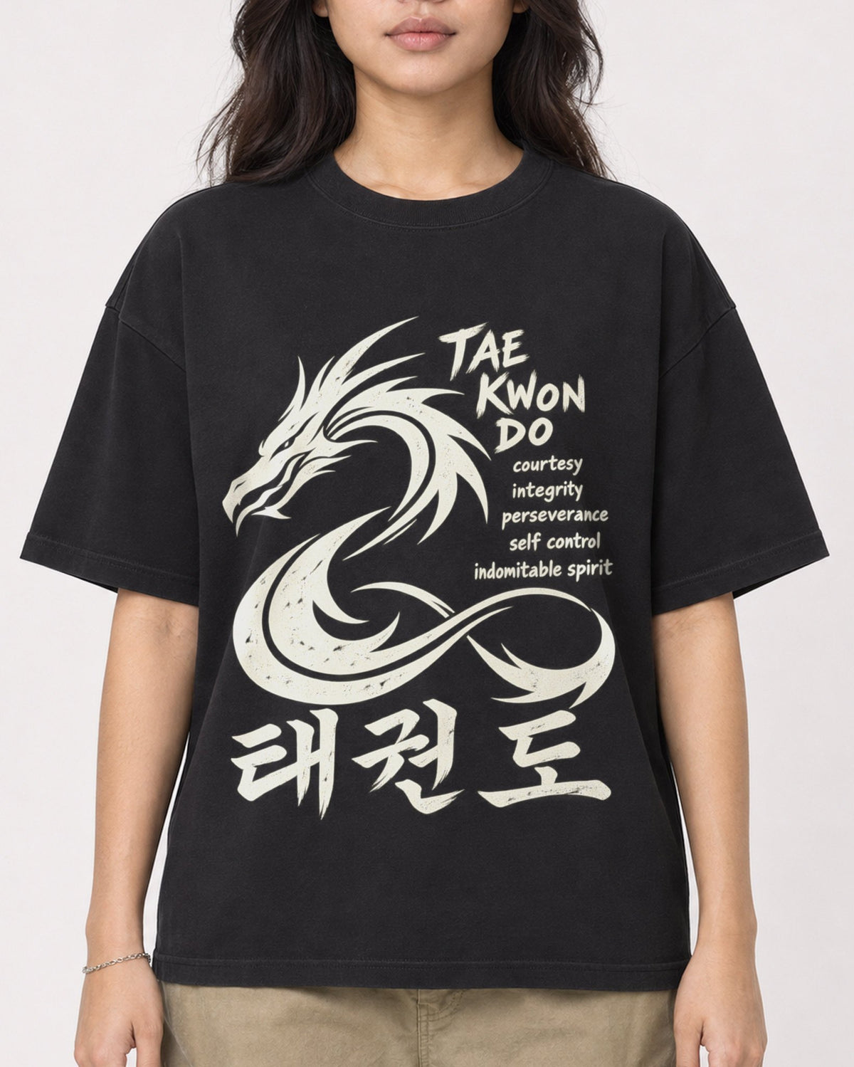 Mockup Boxy Heavyweight Tee Black female close-up 02