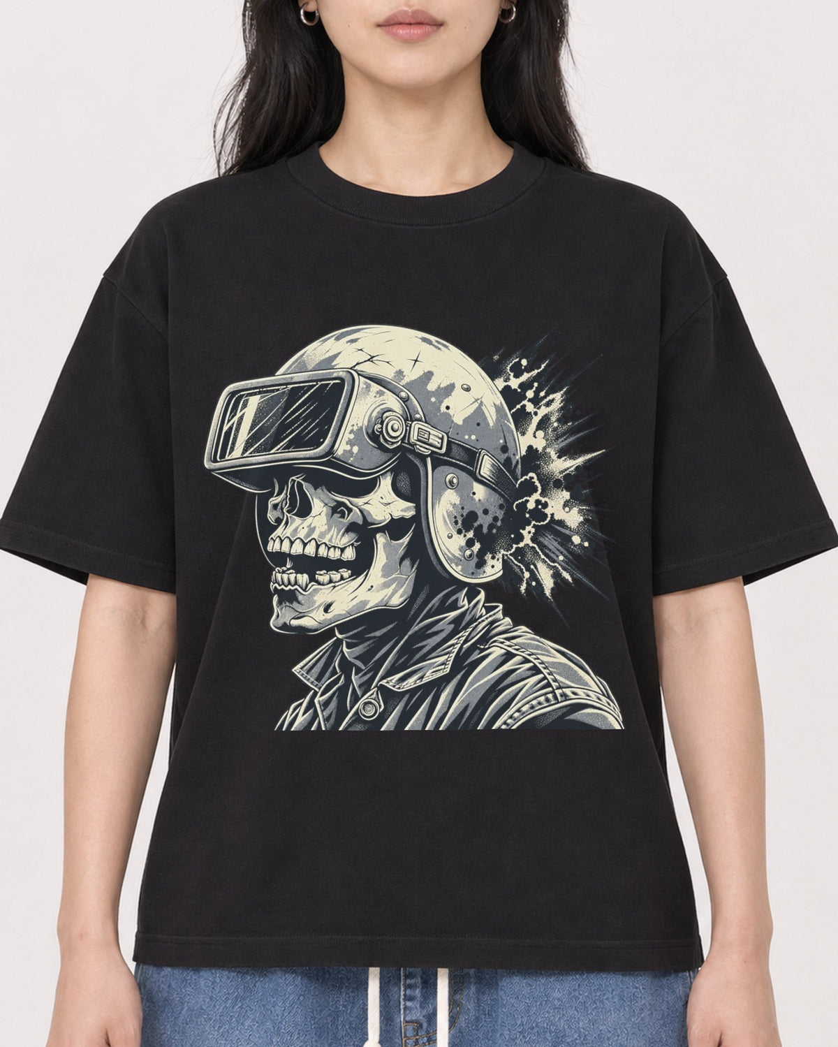 Mockup Boxy Heavyweight Tee Black female close-up 13