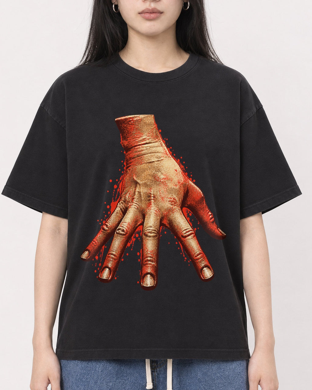 Mockup Boxy Heavyweight Tee Black female close-up 01