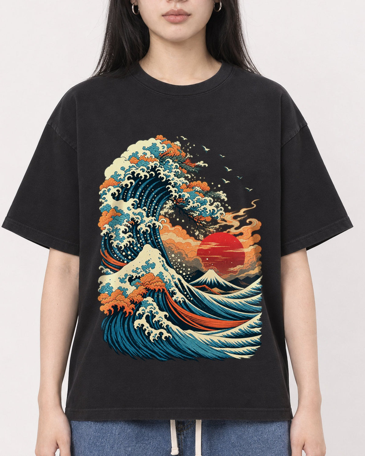 Mockup Boxy Heavyweight Tee Black female close-up 01