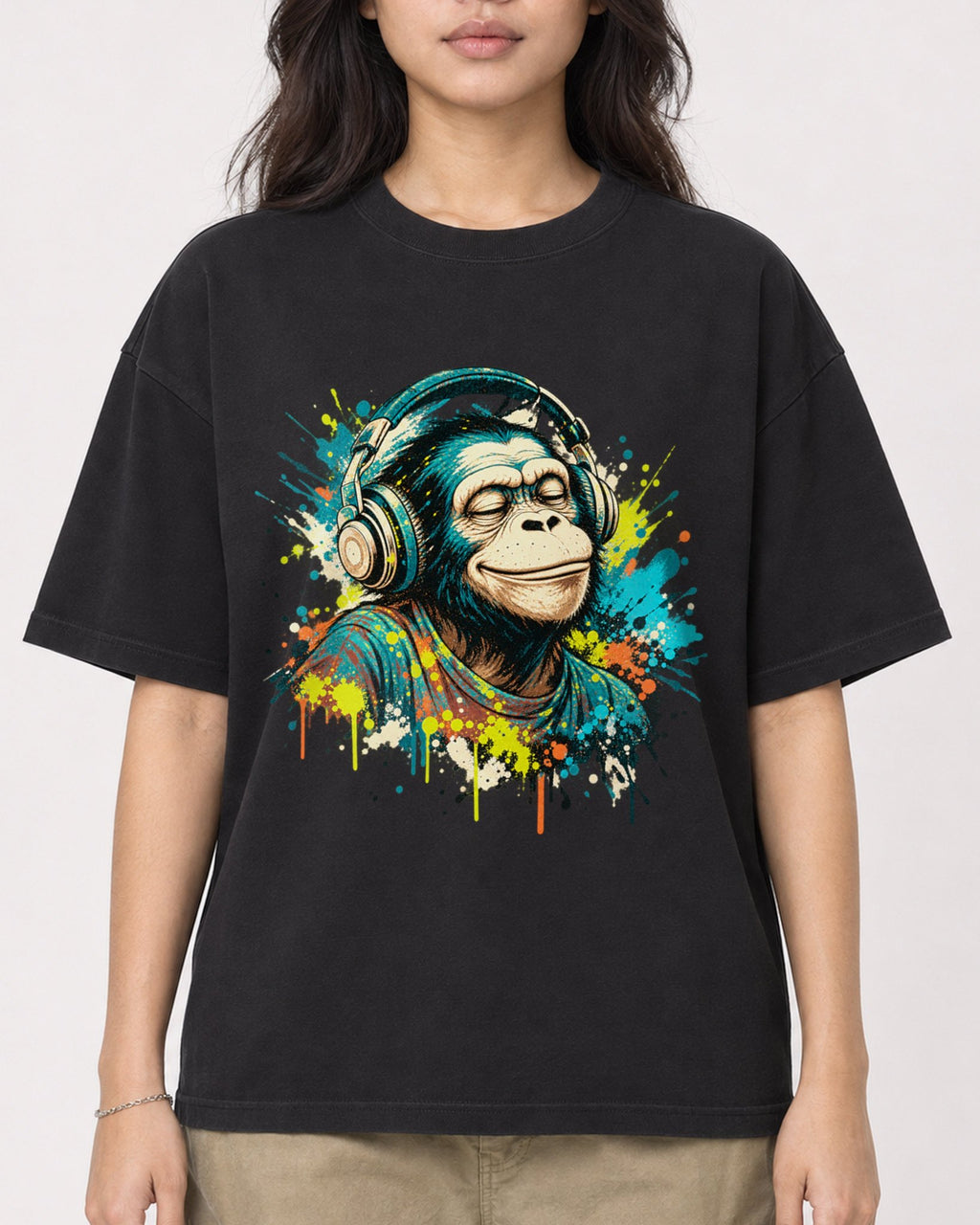 Mockup Boxy Heavyweight Tee Black female close-up 02