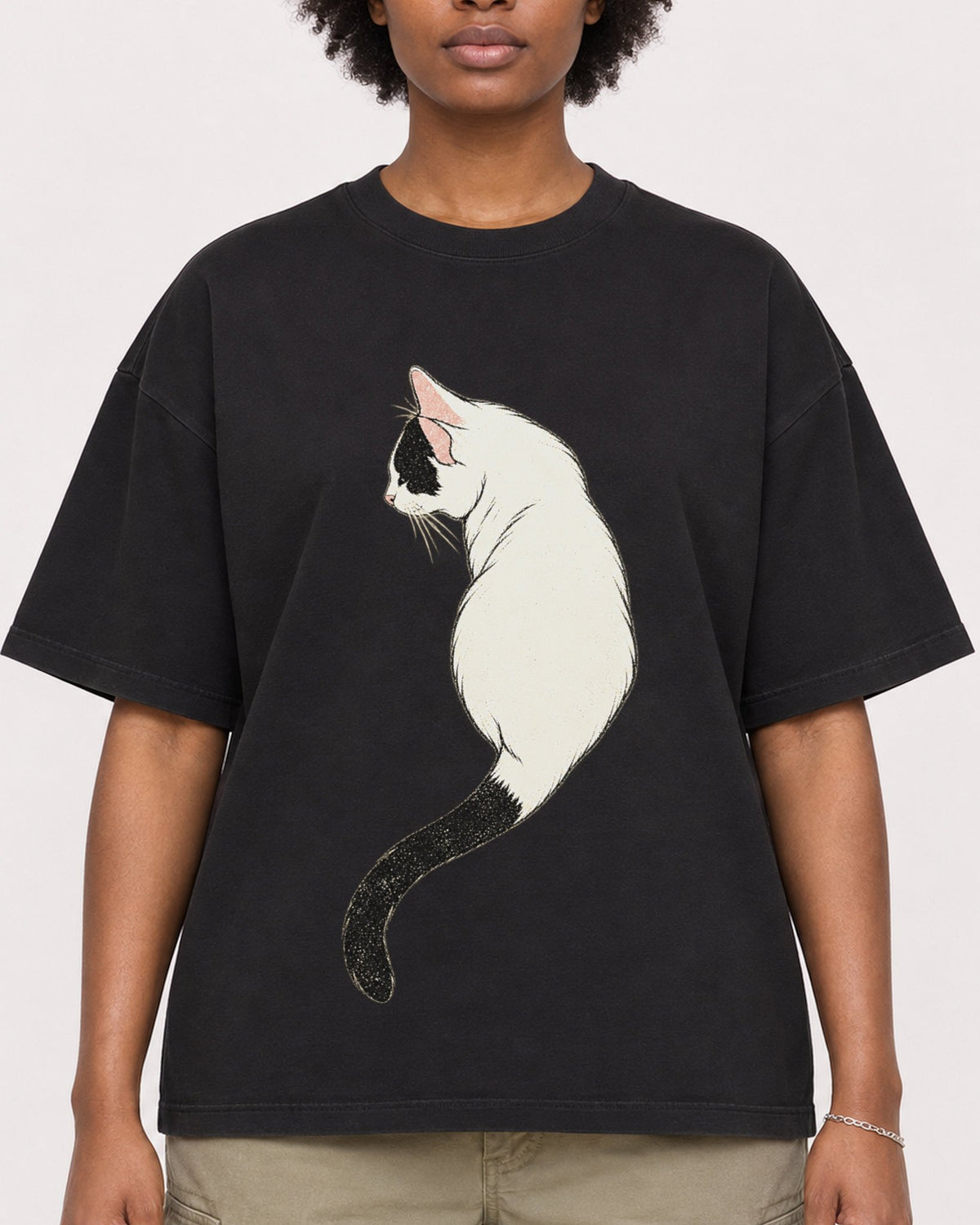 Mockup Boxy Heavyweight Tee Black female close-up 14
