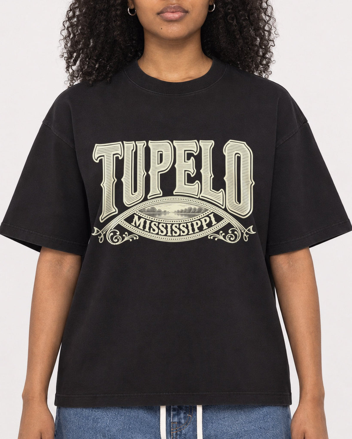 Mockup Boxy Heavyweight Tee Black female close-up 05