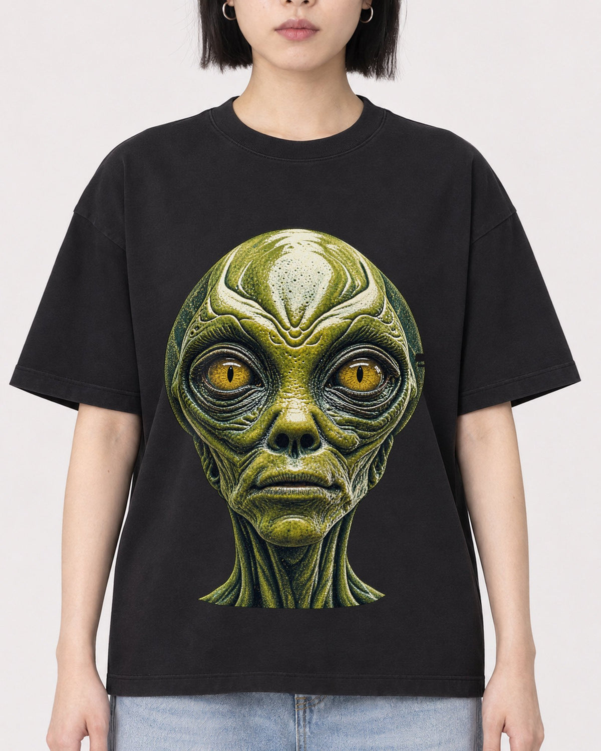 Mockup Boxy Heavyweight Tee Black female close-up 11
