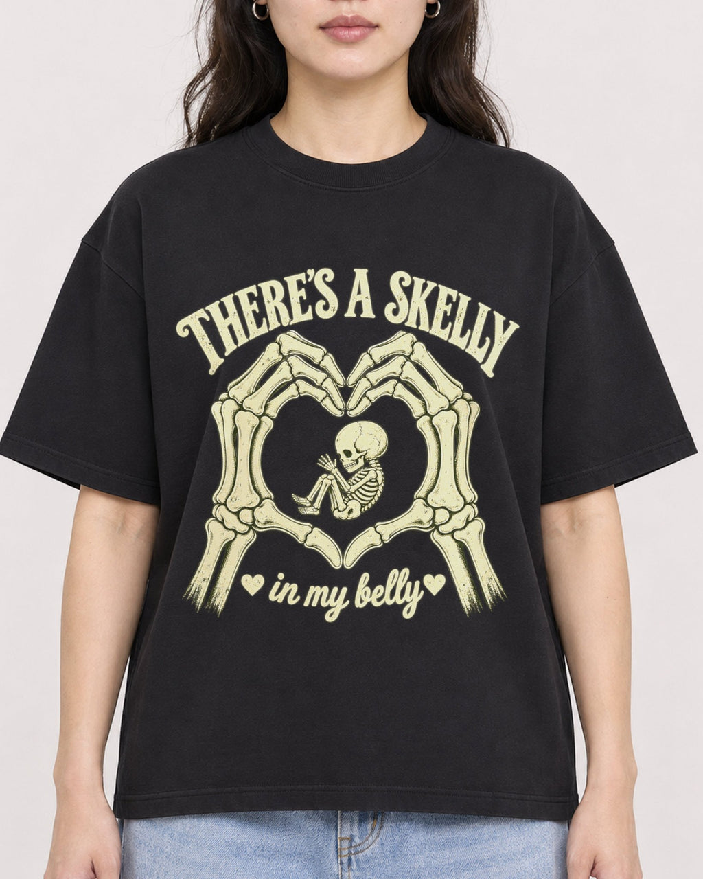Mockup Boxy Heavyweight Tee Black female close-up 03