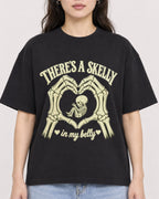 Mockup Boxy Heavyweight Tee Black female close-up 03